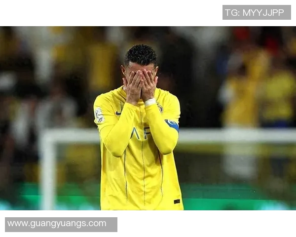 足球明星意外摔伤事件全程视频曝光引发球迷热议与关注